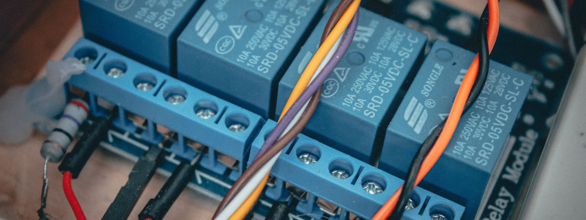 Módulo de relés industriais com cabos coloridos conectados