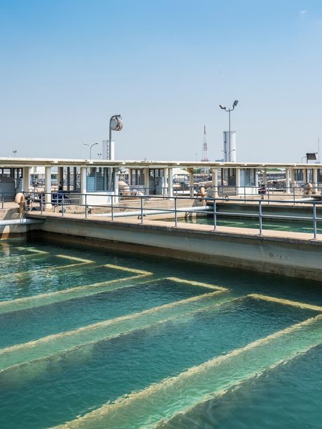 Tanques de decantação de uma estação de tratamento de água