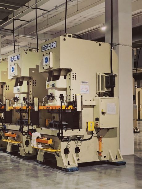 Fileira de prensas industriais em uma planta automotiva