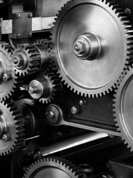 Trem de engrenagens industriais em preto e branco