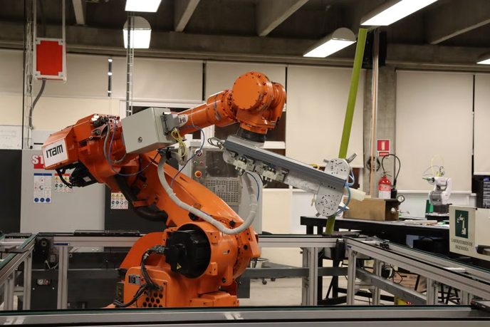 Braço robótico industrial em uma célula de manufatura