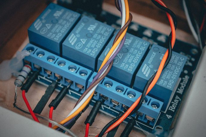 Módulo de relés industriais com cabos coloridos