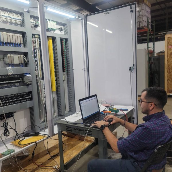 Programação de um painel de automação em bancada, com o CLP e as réguas de bornes à vista