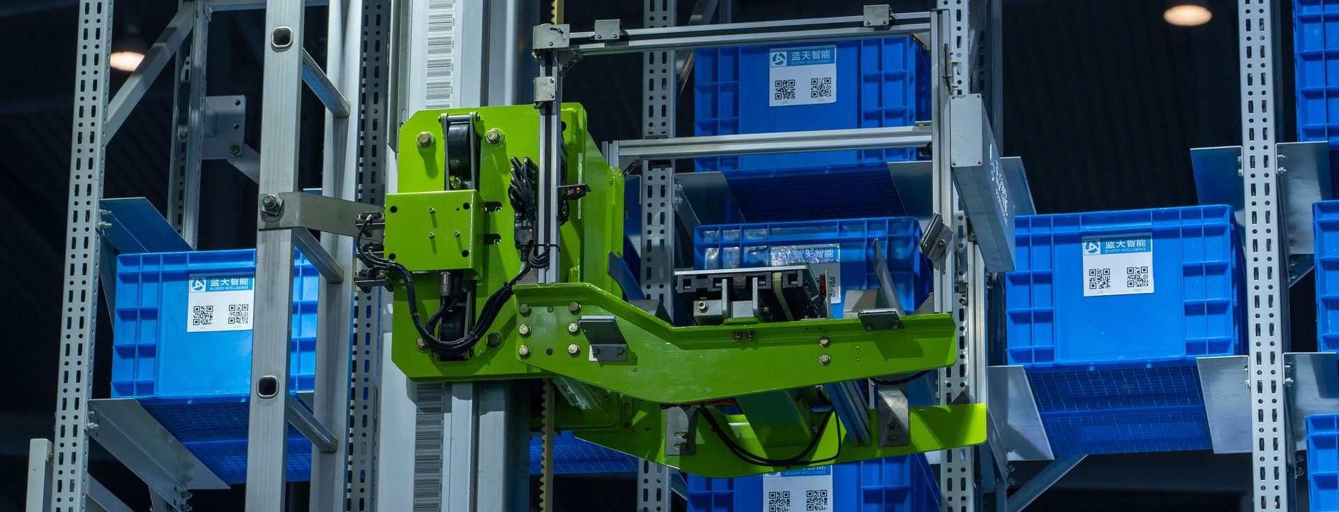 Braço robótico movimentando caixas em um armazém automatizado