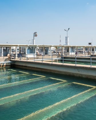 Tanques de decantação de uma estação de tratamento de água