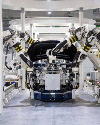 Robôs industriais em uma linha de montagem automotiva