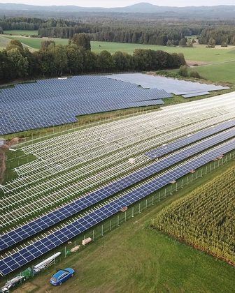 Vista aérea de uma usina de energia solar